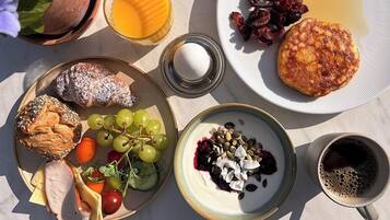 A breakfast spread with various foods and drinks.