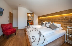 Apartment, 2 Bedrooms, Balcony (exkl. Final cleaning and city tax) | 2 多间卧室、羽绒被、客房内保险箱、特色装修