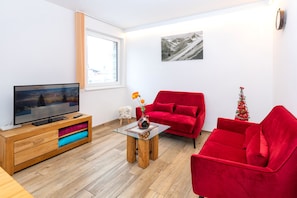 Apartment, 2 Bedrooms, Balcony (exkl. Final cleaning and city tax) | Área de sala de estar | Televisión de pantalla plana y piso con calefacción 