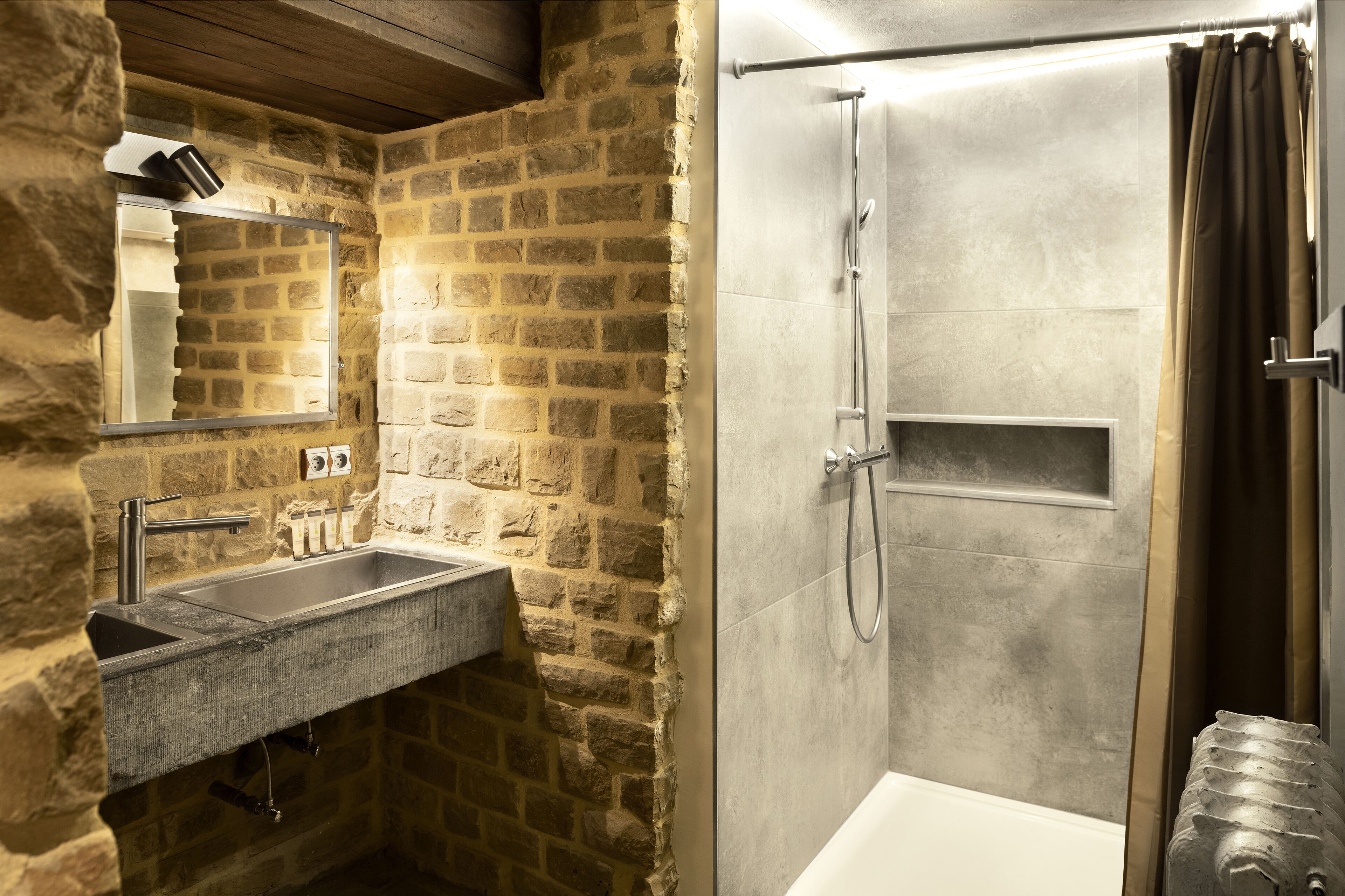 Appartement Deluxe, non-fumeurs, cuisine | Salle de bain | Douche, articles de toilette gratuits, sèche-cheveux