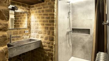 Appartement Deluxe, non-fumeurs, cuisine | Salle de bain | Douche, articles de toilette gratuits, sèche-cheveux