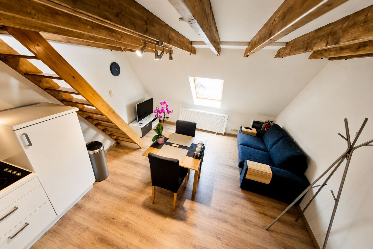 Un espacio habitable compacto con cocina, comedor y zona de estar.
