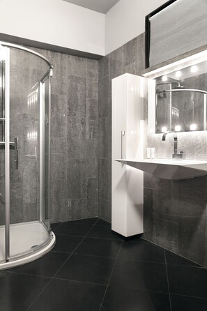 Deluxe-penthouselejlighed - 2 soveværelser - terrasse | Badeværelse | Bruser, gratis toiletartikler, hårtørrer, håndklæder