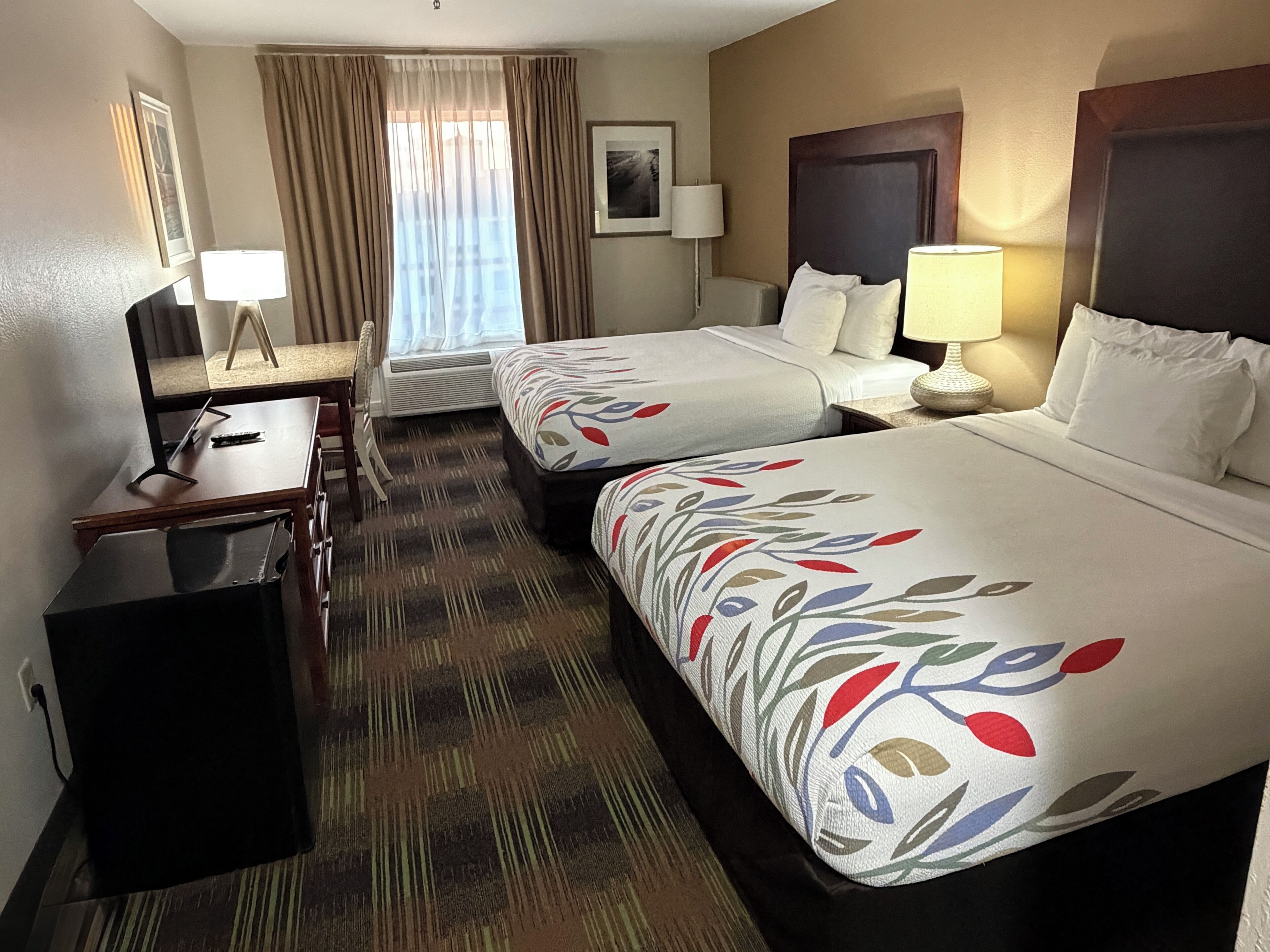 Room, 2 Katil Ratu (Queen) | Meja, Wi-fi percuma, cadar katil, akses kerusi roda 