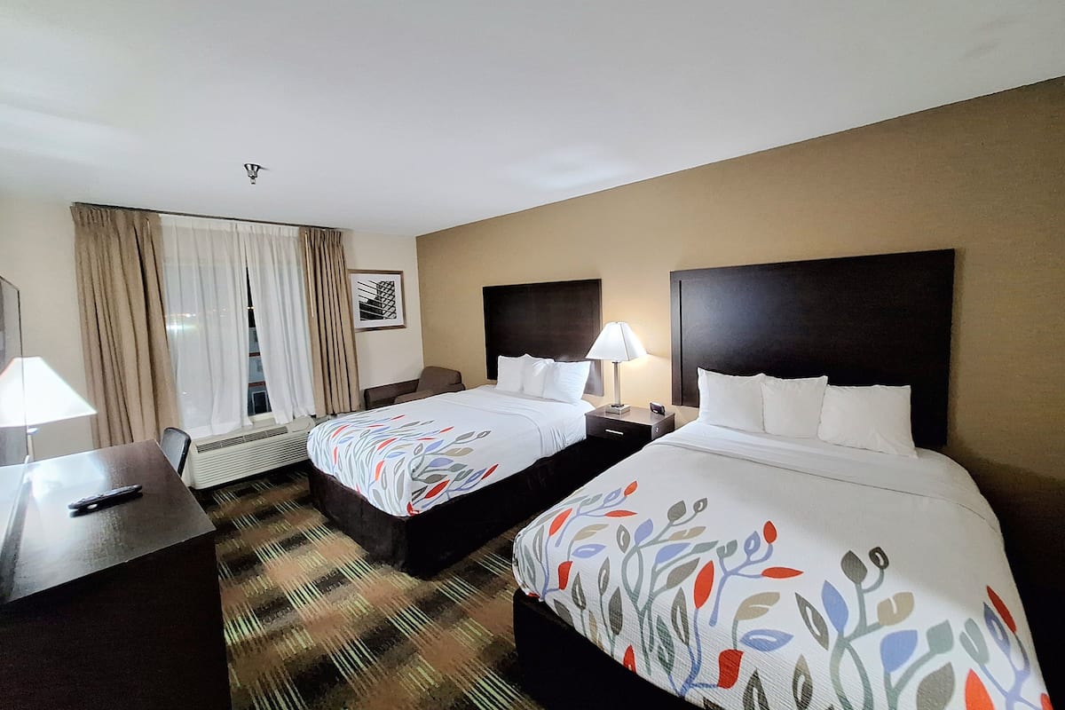 Habitación, 2 camas Queen size | Escritorio, wifi gratis, ropa de cama y acceso para silla de ruedas