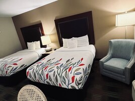 Quarto, 2 camas Queen | Escrivaninha, Wi-Fi de cortesia, roupa de cama
