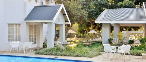 Piscine extérieure, parasols de plage, chaises longues