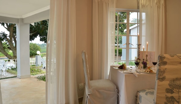 Se sirven desayunos, comidas, cenas y cocina internacional