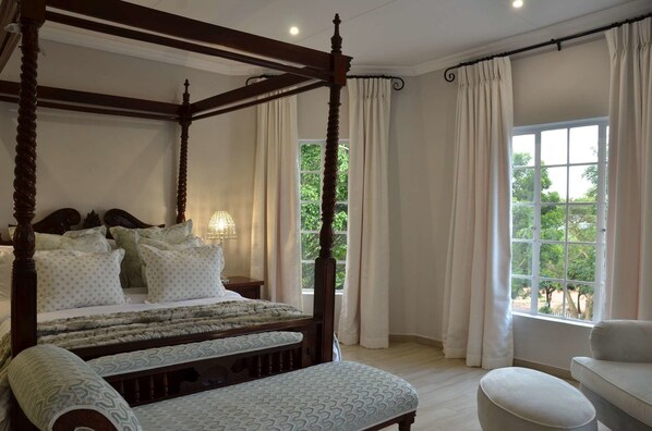 Minibar, in-room safe, desk, free WiFi