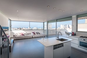 Premium Penthouse, 2 Bedrooms, Terrace, Beach View | Private kitchen | Full-size fridge, microwave, oven, dishwasher - Incredible Penthouse in Tel Aviv (Tel Aviv)