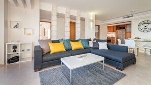 Premium Apartment, 3 Bedrooms, Beach View | Living room