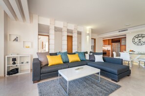 Apartamento premium, 3 quartos, vista para a praia | Sala de estar | TV de tela plana
