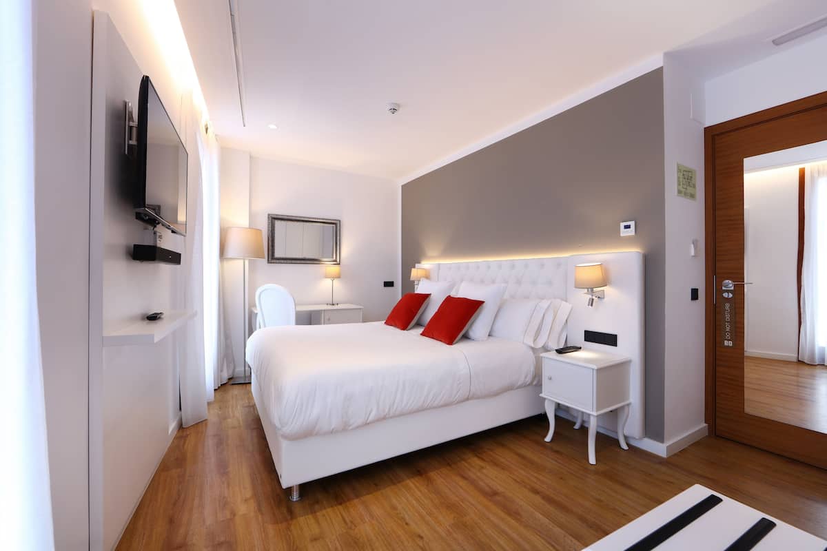 1 bedroom, premium bedding, minibar, in-room safe