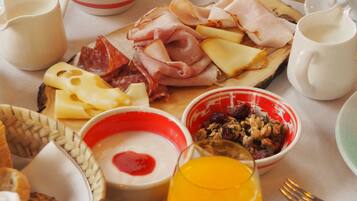 A breakfast tray with various foods and drinks.
