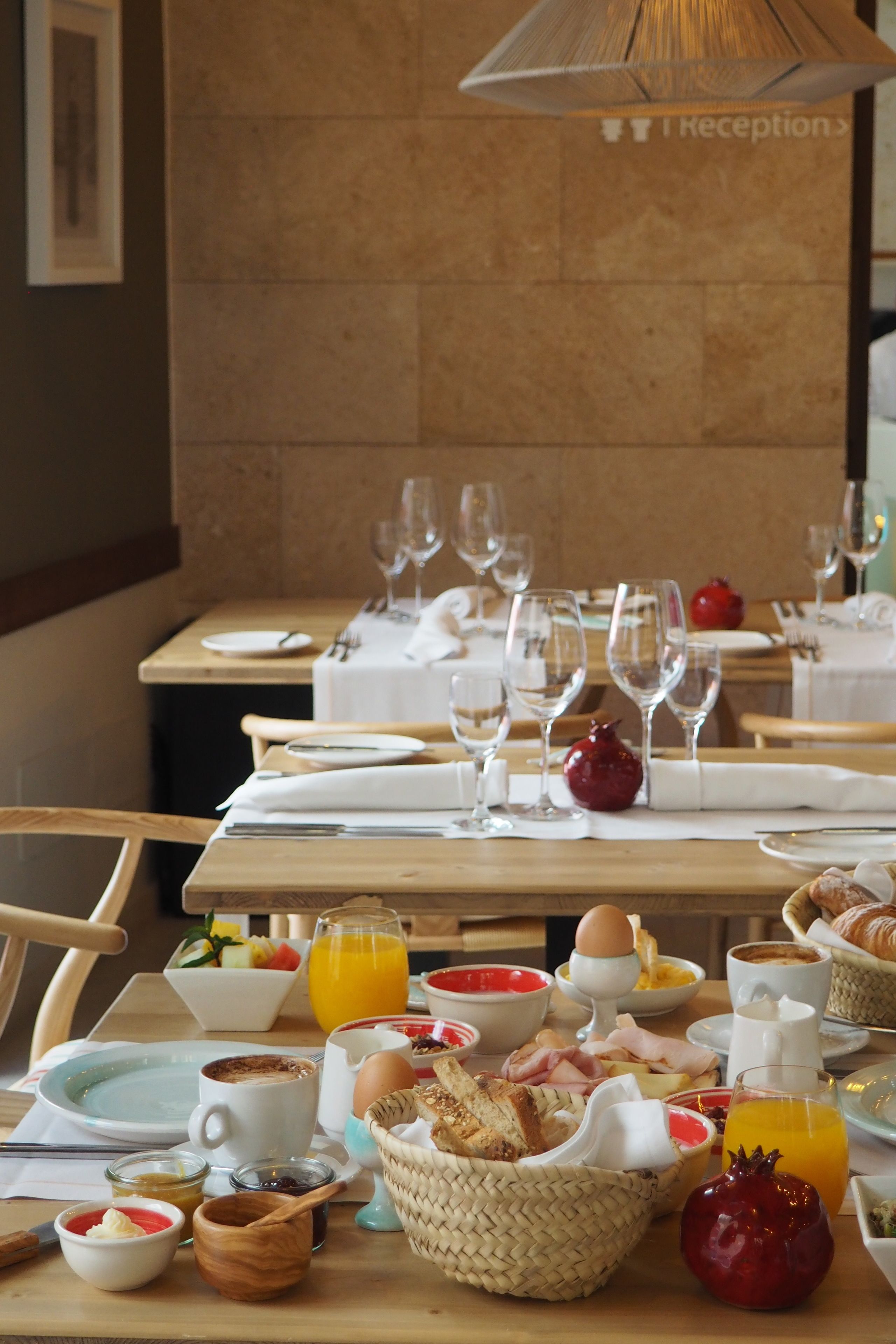 Desayuno listo para dos personas, con platos, vasos y diversas opciones para el desayuno.