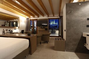 1 makuuhuone, ylelliset vuodevaatteet, minibaari, tallelokero huoneessa