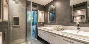 Premium-Villa, 6 Schlafzimmer, eigener Pool | Waschbecken im Bad