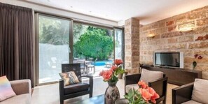 Villa Premium, 6 habitaciones, alberca privada | Sala de estar | Televisión de pantalla plana 