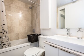 ラグジュアリー コンドミニアム 1 ベッドルーム レイクビュー レイクサイド | バスルーム