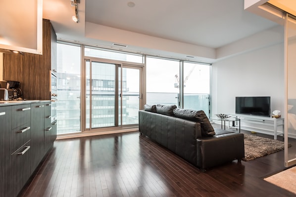 ラグジュアリー コンドミニアム 1 ベッドルーム レイクビュー レイクサイド | リビングルーム