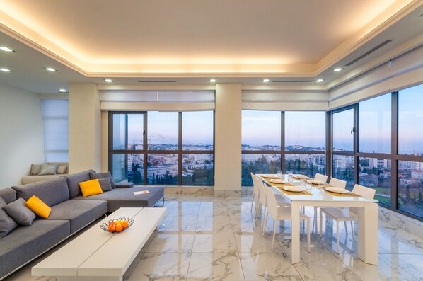 Panoramic Apartment, 2 Bedrooms, Kitchen, City View | Living room
