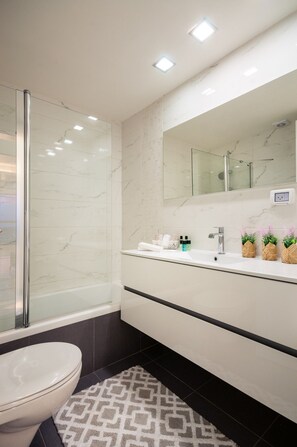 Panoramic Apartment, 2 Bedrooms, Kitchen, City View | Bathroom