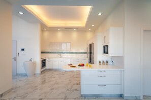 Apartemen Panorama, 2 kamar tidur, dapur, pemandangan kota | Dapur pribadi | Lemari es besar, microwave, oven, dan kompor