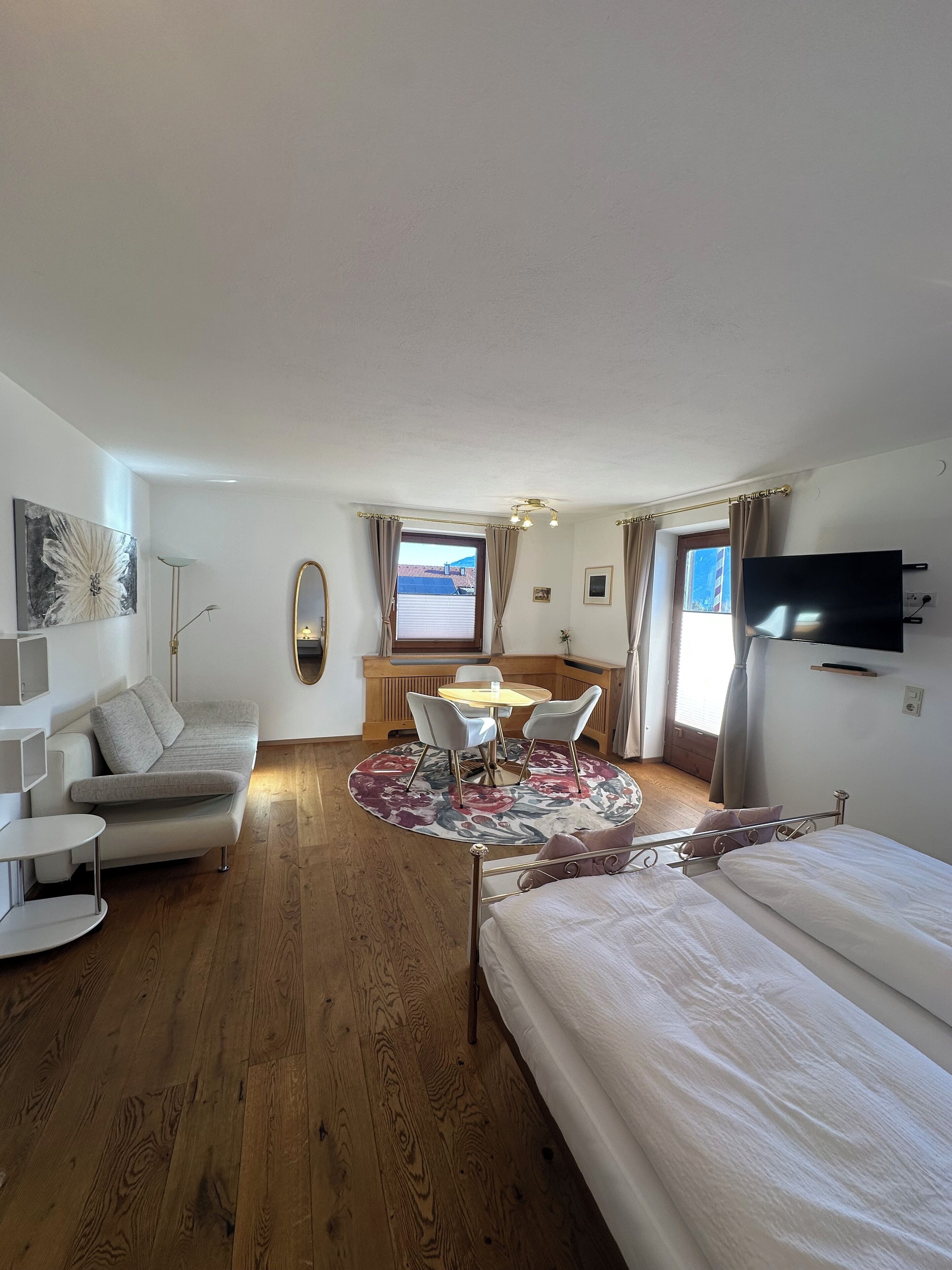 Camera doppia, balcone, vista montagna | Biancheria da letto di alta qualità, minibar, una scrivania