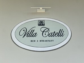 A sign for Villa Catelli, indicating it offers bed and breakfast services. - Villa Catelli B&B (Lucca)