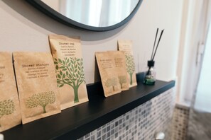 Ducha, artículos de tocador gratuitos, secador de pelo, toallas