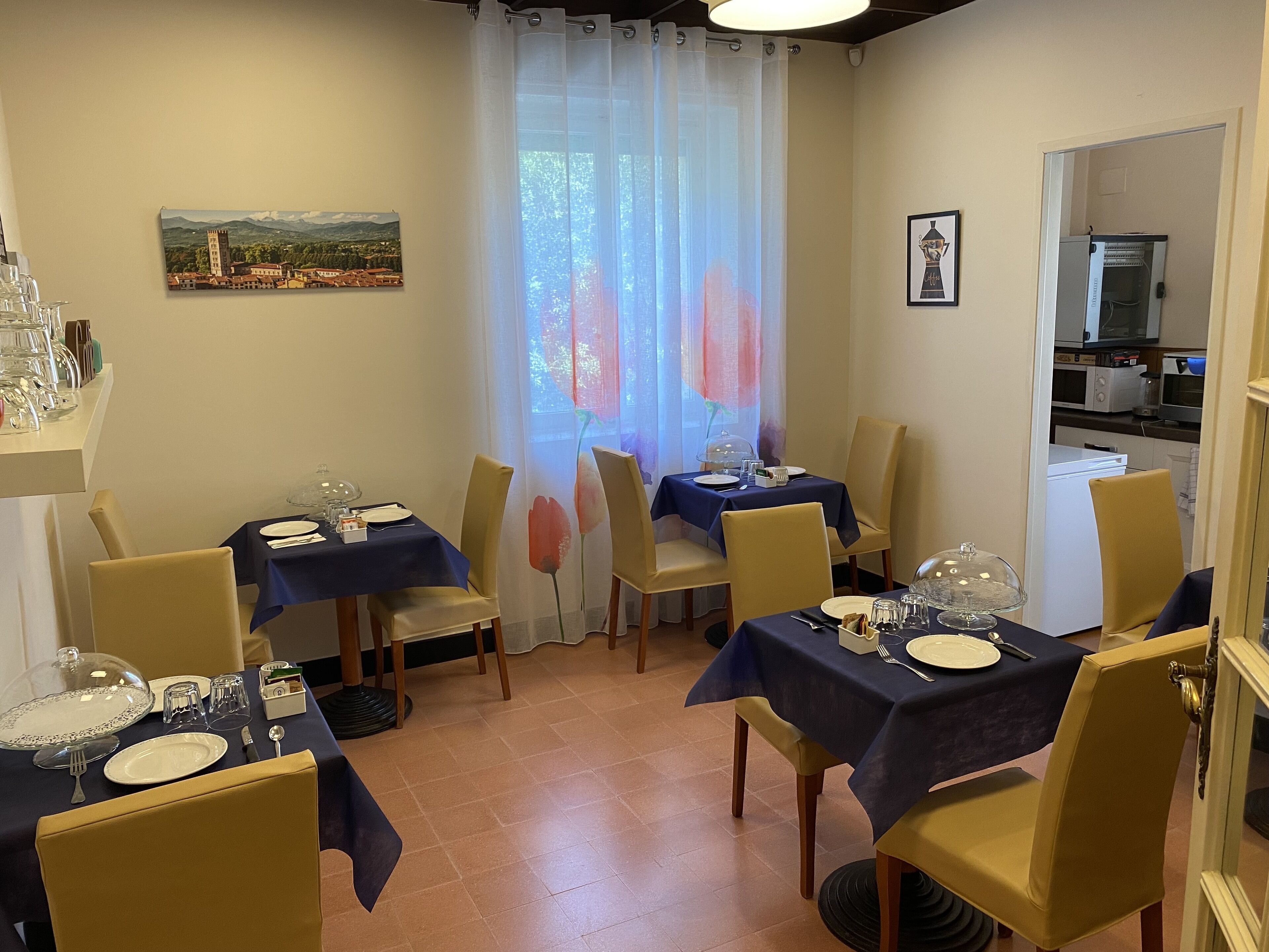 Tägliches Frühstücksbuffet (5 EUR pro Person)