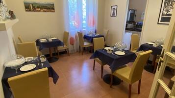 Tägliches Frühstücksbuffet (5 EUR pro Person)