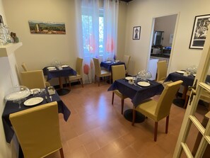 Frukostbuffé varje dag (EUR 5 per person)