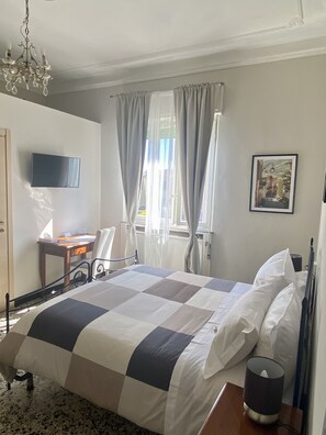 Madama Butterfly | 高級寝具、羽毛の掛け布団、低反発ベッド、デスク