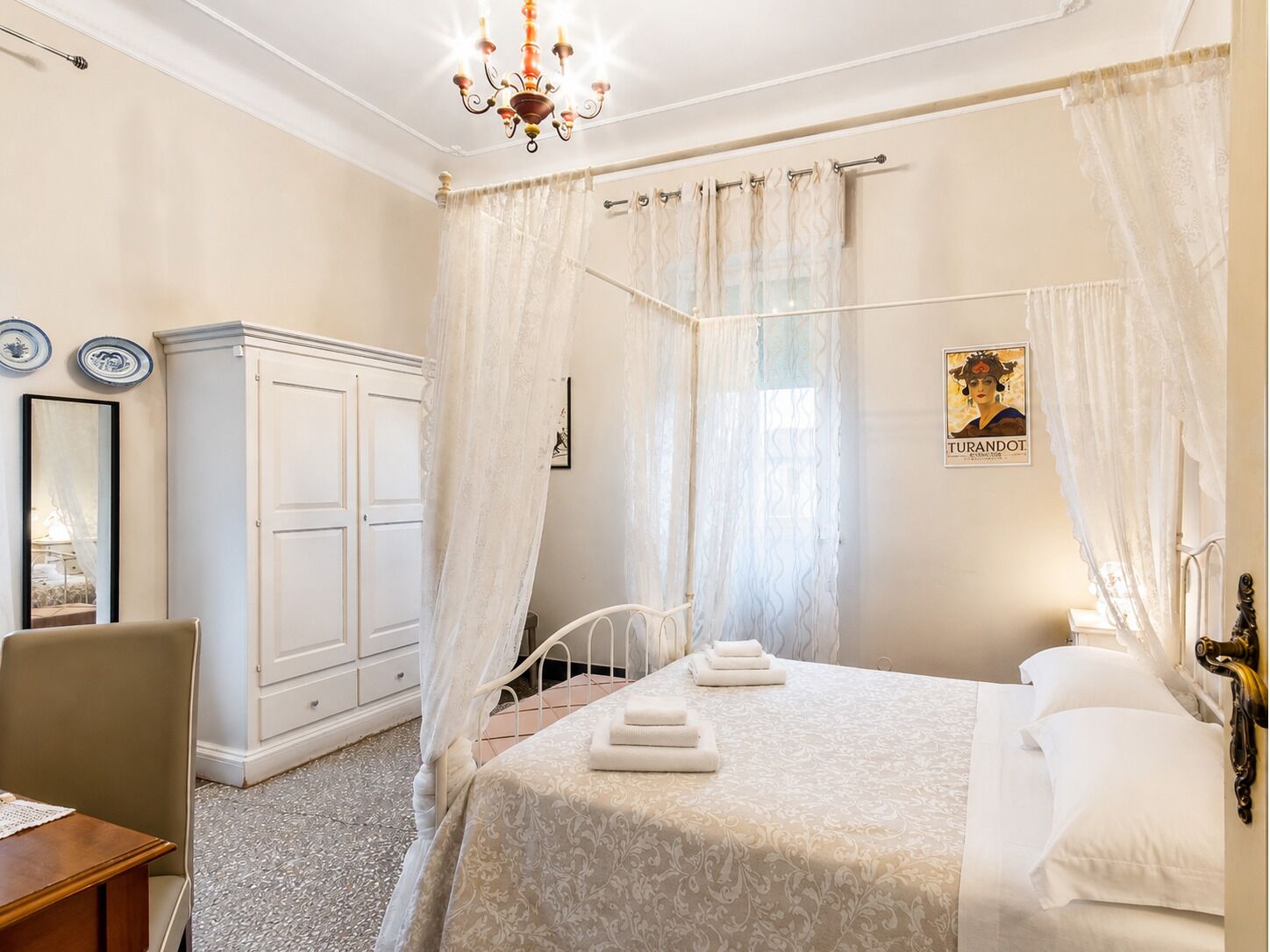 Turandot | Premium bedding, down duvets, memory-foam beds, desk