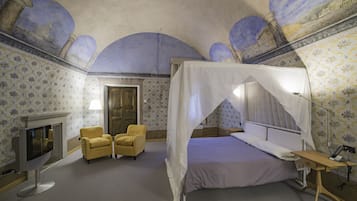 Suite | 1 bedroom, minibar, individually decorated, individually furnished