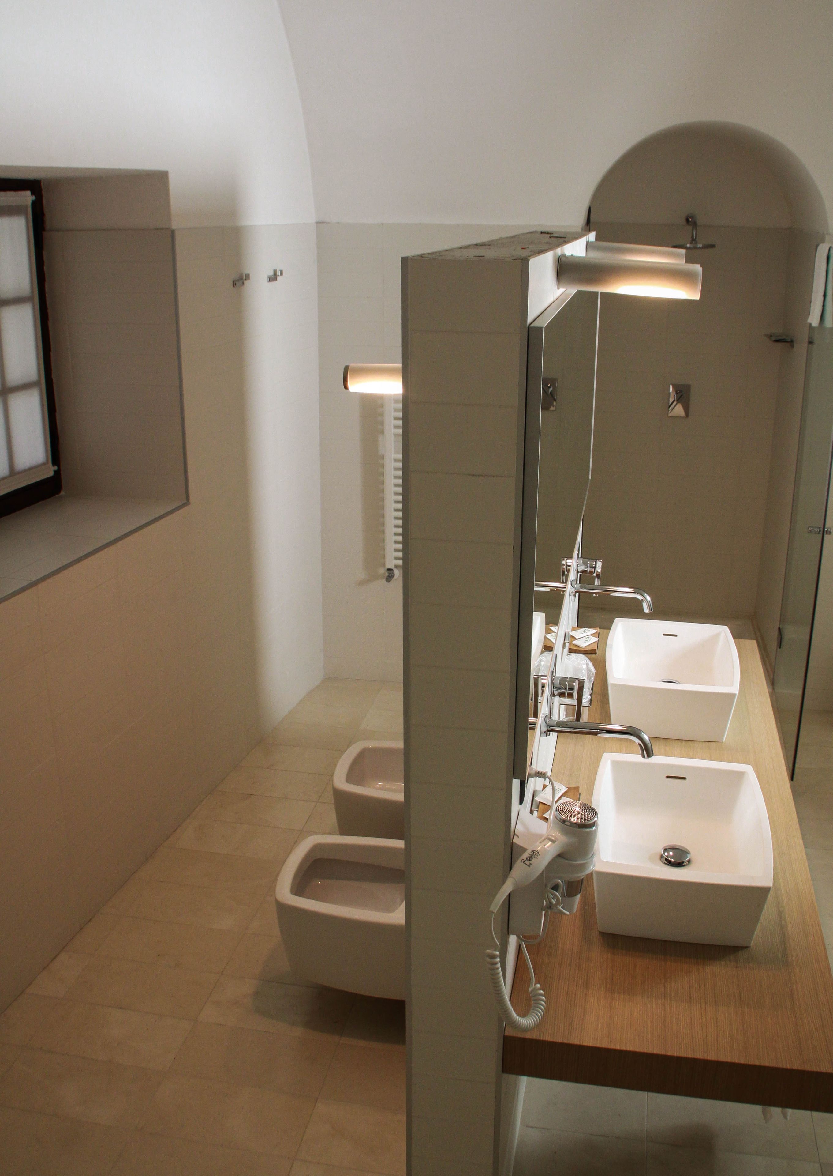 combined shower/bathtub, rainfall showerhead, free toiletries