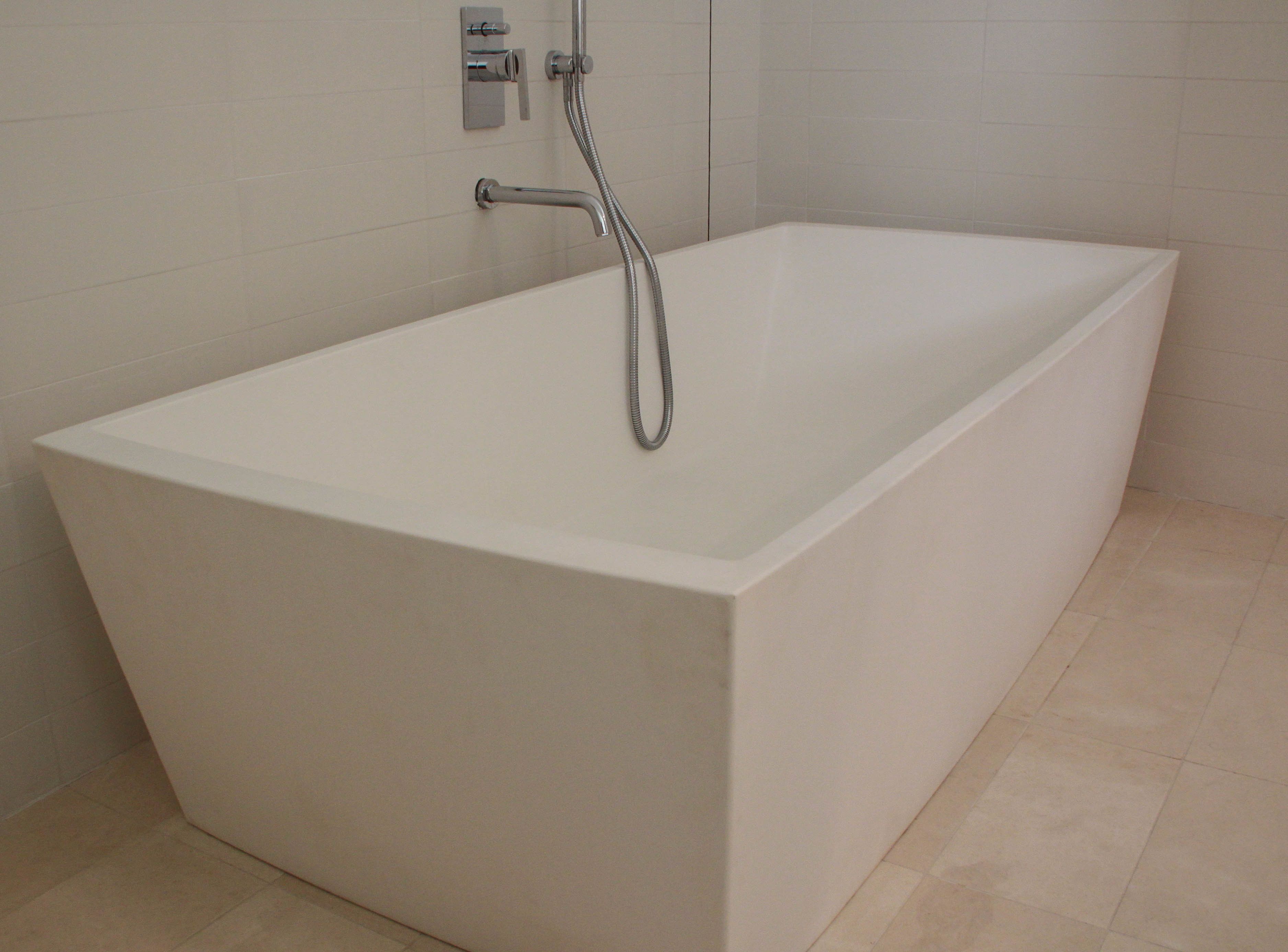suite | bathroom | combined shower/bathtub, rainfall showerhead, free toiletries
