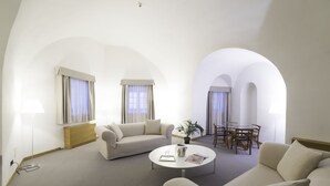 Una sala de estar moderna con sofá, una mesita de centro y un comedor.