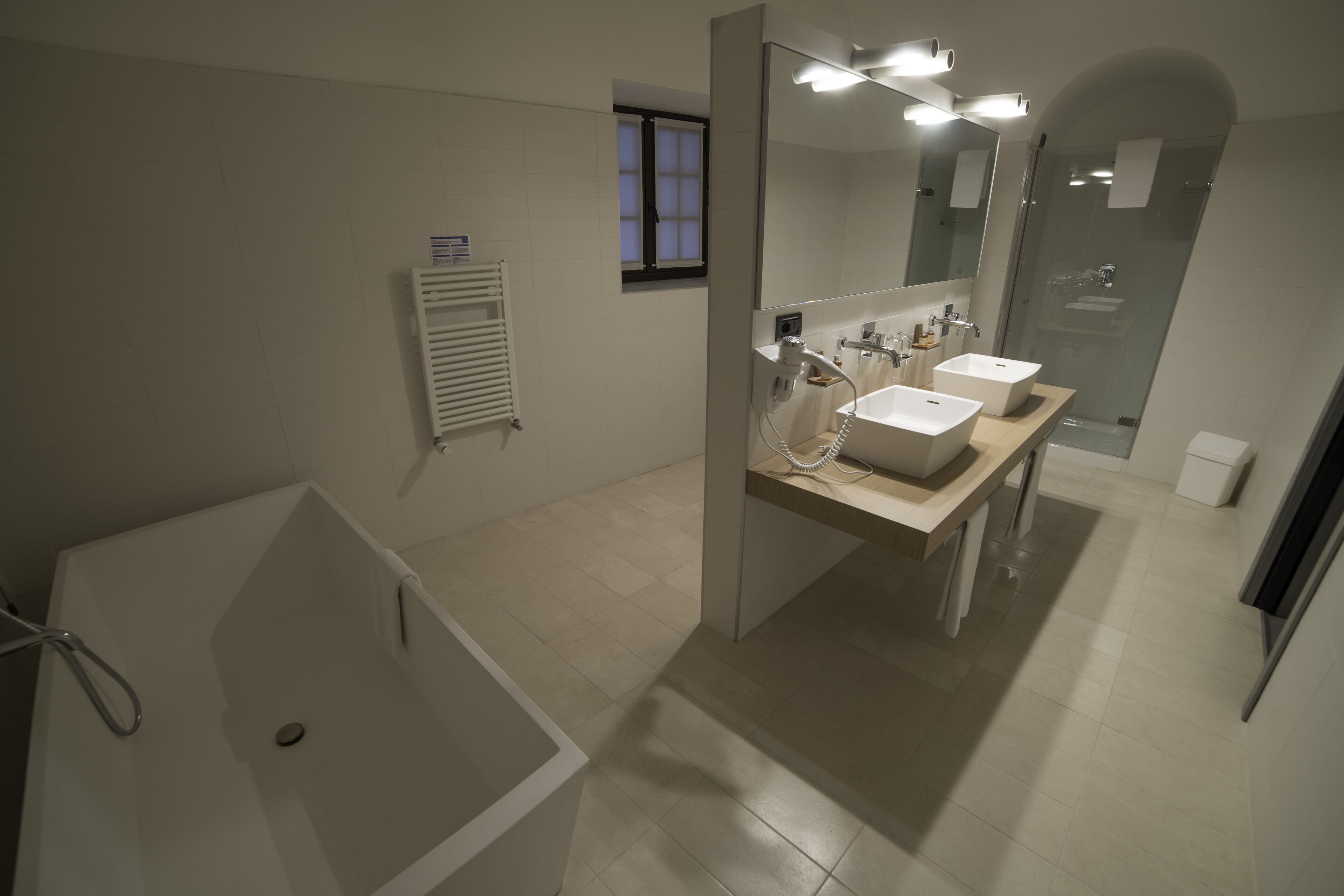 suite | bathroom | combined shower/bathtub, rainfall showerhead, free toiletries