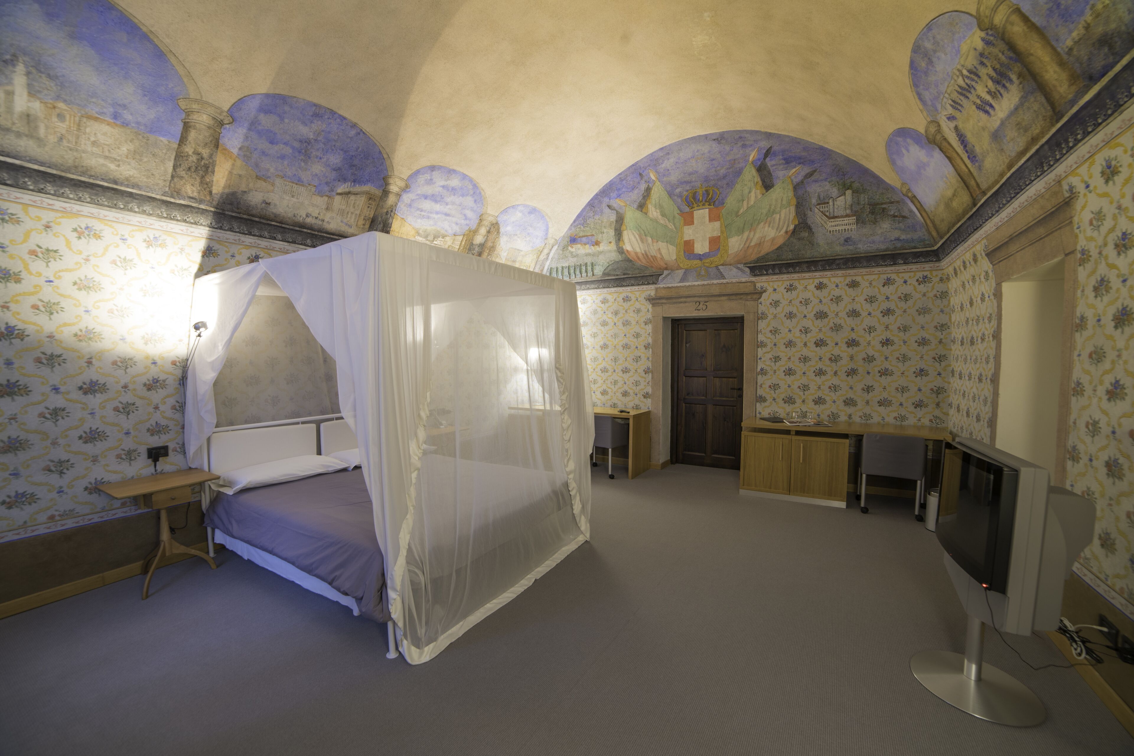 suite | 1 bedroom, minibar, individually decorated, individually furnished