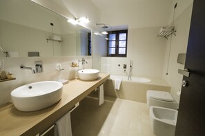 Suite Junior, balcone | Bagno | Combinazione doccia/vasca, soffione a pioggia, set di cortesia gratuito