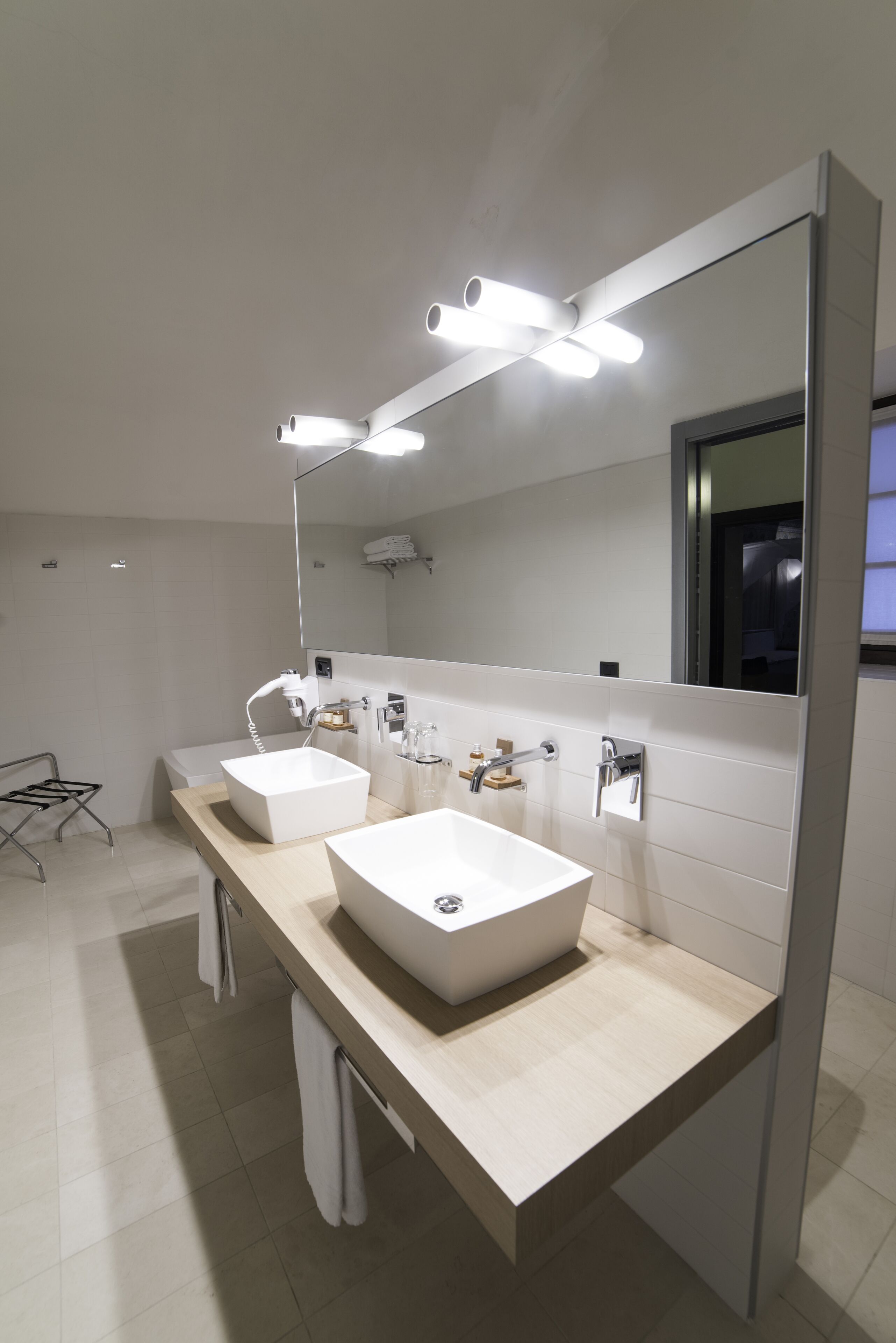 suite | bathroom | combined shower/bathtub, rainfall showerhead, free toiletries