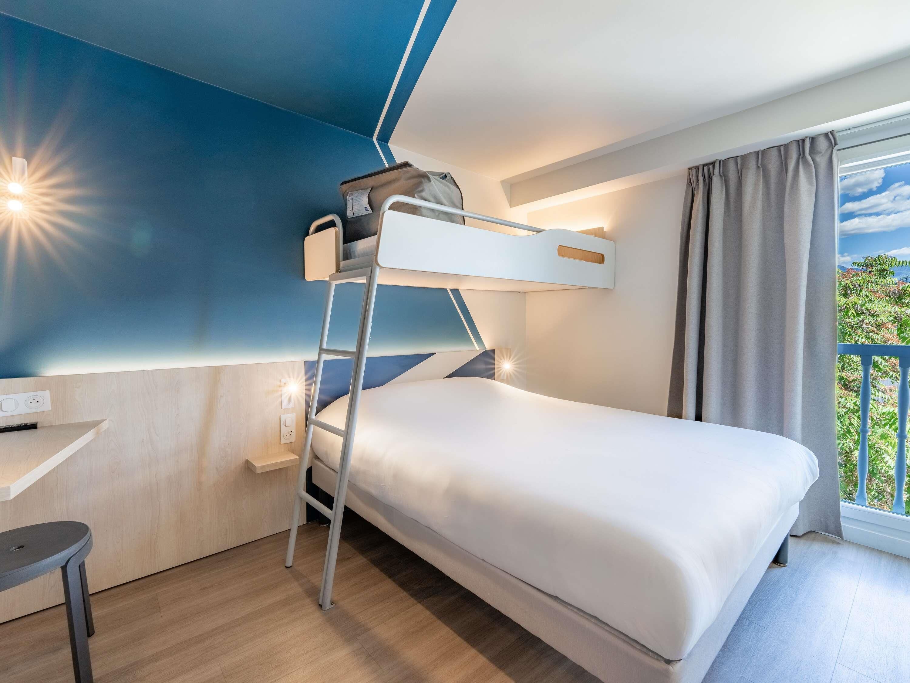 Triple Room, Multiple Beds | Desk, soundproofing, free WiFi, bed sheets