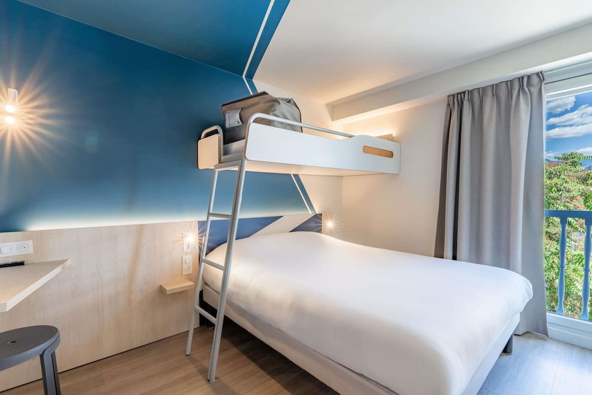 Chambre Triple, plusieurs lits | Bureau, chambres insonorisées, Wi-Fi gratuit, draps fournis