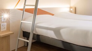 Dreibettzimmer, 3 Einzelbetten | Schreibtisch, schallisolierte Zimmer, kostenloses WLAN, Bettwäsche