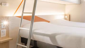 Quarto triplo, 3 camas de solteiro | Escrivaninha, quartos à prova de som, Wi-Fi de cortesia, roupa de cama