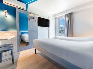 Desk, soundproofing, free WiFi, bed sheets