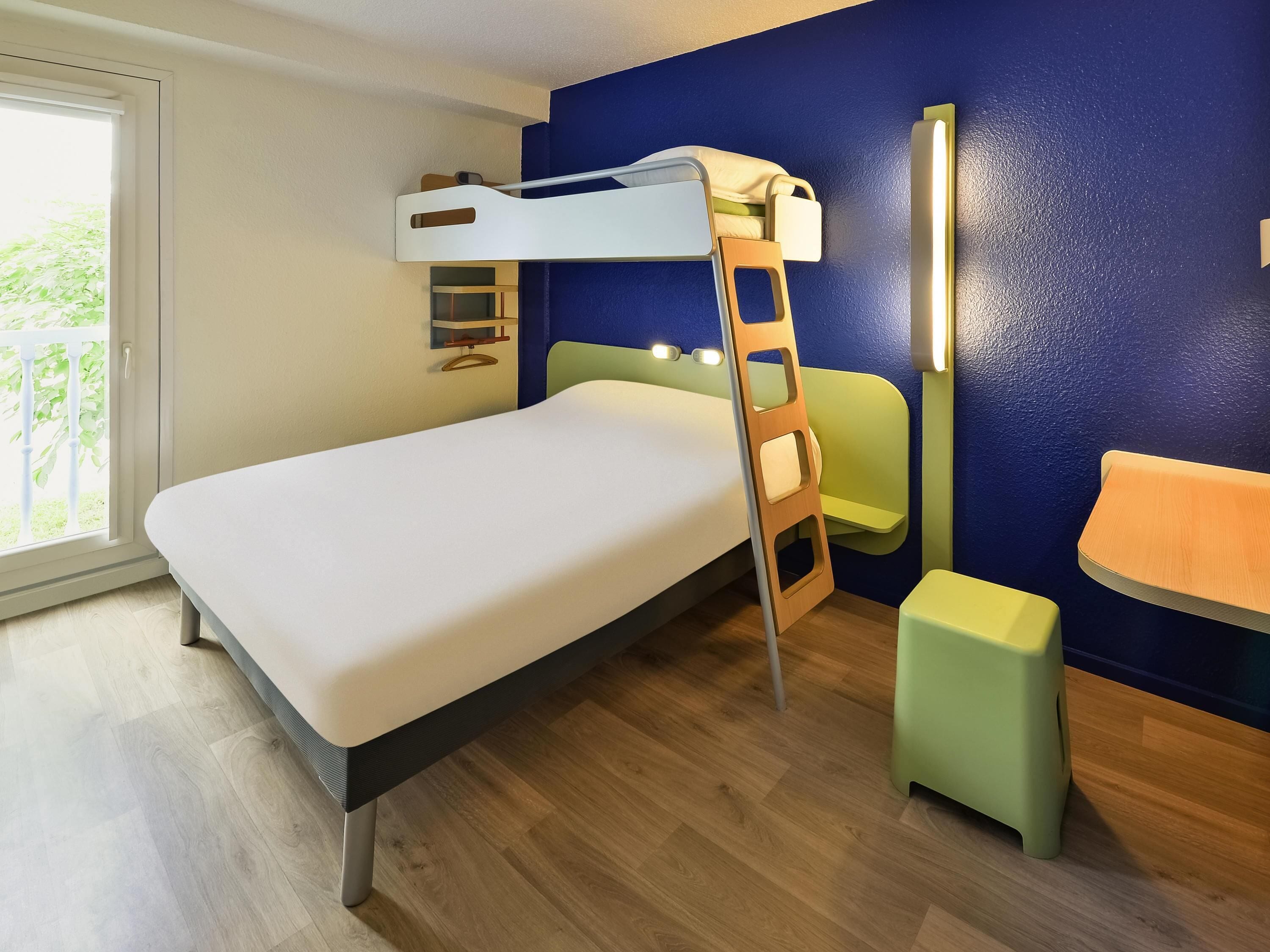 Chambre Triple, plusieurs lits | Bureau, chambres insonorisées, Wi-Fi gratuit, draps fournis