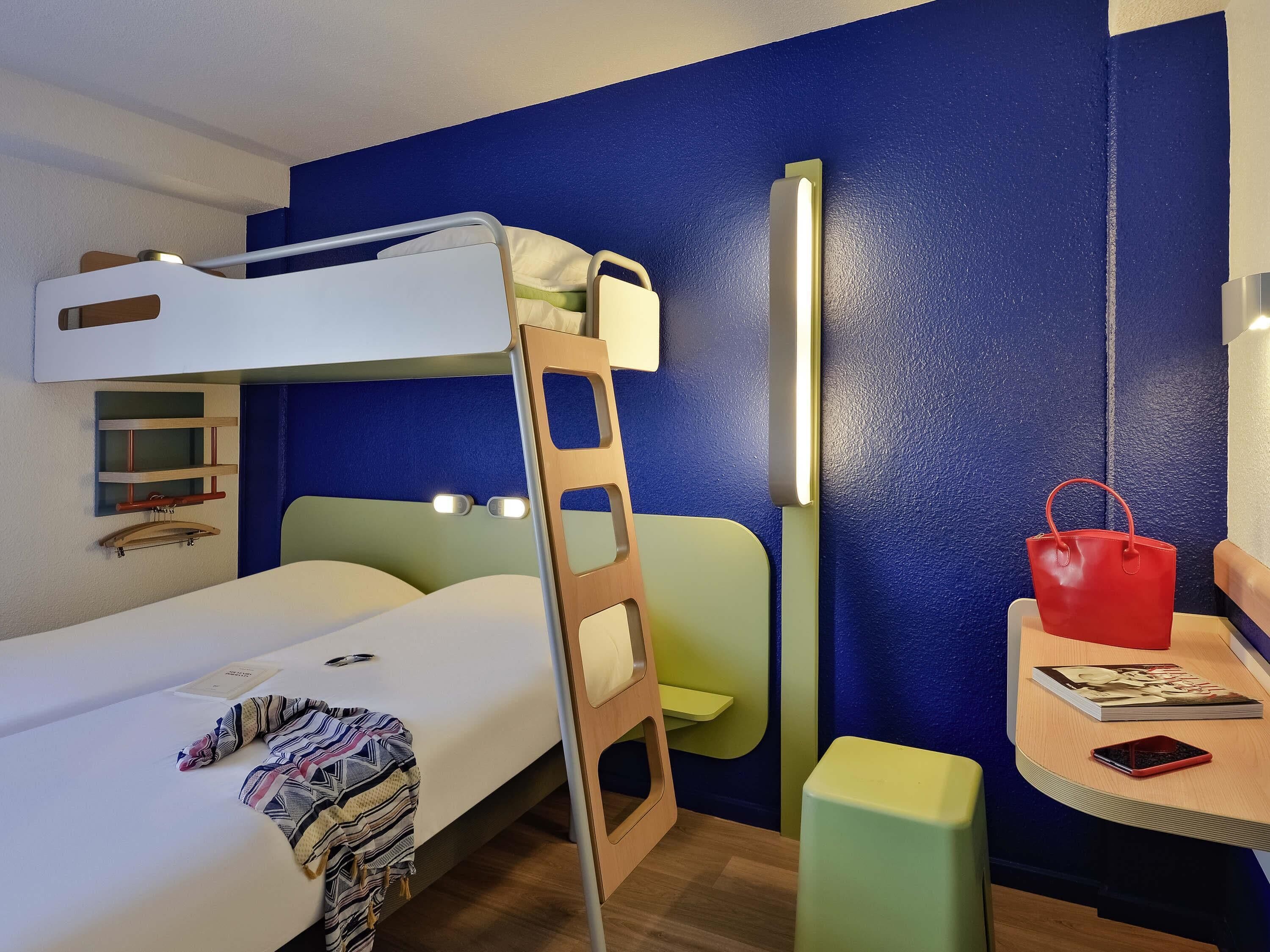 Chambre Triple, 3 lits une place | Bureau, chambres insonorisées, Wi-Fi gratuit, draps fournis